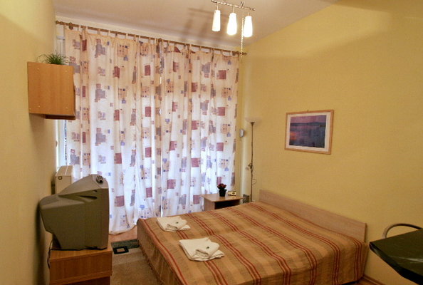 Elite Studios are located in center of Budapest, about 300 meters from the Small Boulevard (K�roly K�r�t) and Astoria. The world famous synagogue is 50 meters far from the building.
