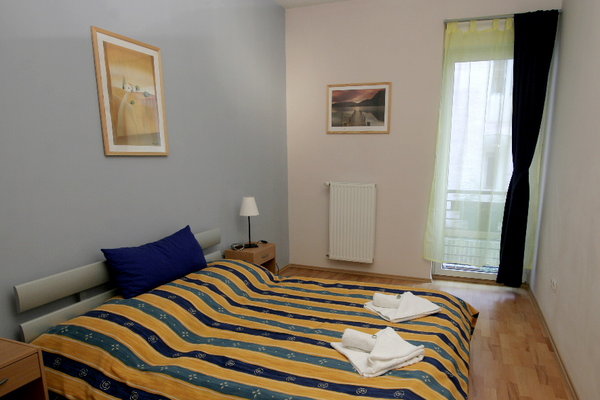 Elite Studios are located in center of Budapest, about 300 meters from the Small Boulevard (K�roly K�r�t) and Astoria. The world famous synagogue is 50 meters far from the building.