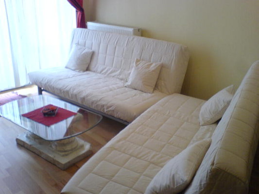 Elite Studios are located in center of Budapest, about 300 meters from the Small Boulevard (K�roly K�r�t) and Astoria. The world famous synagogue is 50 meters far from the building.