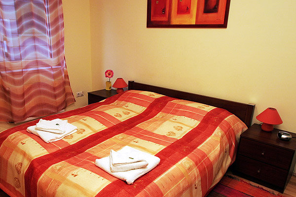 Elite Studios are located in center of Budapest, about 300 meters from the Small Boulevard (K�roly K�r�t) and Astoria. The world famous synagogue is 50 meters far from the building.