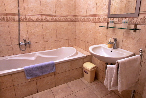 Elite Studios are located in center of Budapest, about 300 meters from the Small Boulevard (K�roly K�r�t) and Astoria. The world famous synagogue is 50 meters far from the building.