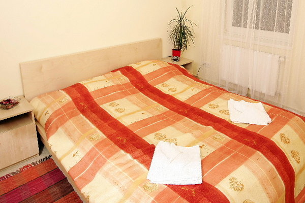 Elite Studios are located in center of Budapest, about 300 meters from the Small Boulevard (K�roly K�r�t) and Astoria. The world famous synagogue is 50 meters far from the building.