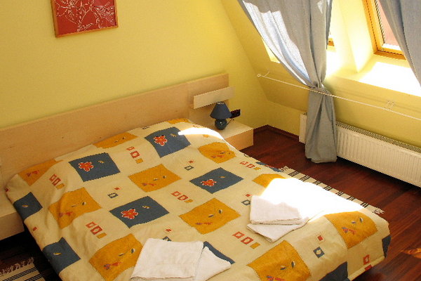 Elite Studios are located in center of Budapest, about 300 meters from the Small Boulevard (K�roly K�r�t) and Astoria. The world famous synagogue is 50 meters far from the building.