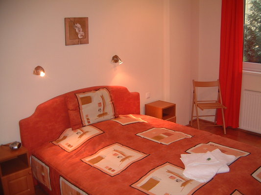 Elite Studios are located in center of Budapest, about 300 meters from the Small Boulevard (K�roly K�r�t) and Astoria. The world famous synagogue is 50 meters far from the building.