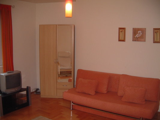 Elite Studios are located in center of Budapest, about 300 meters from the Small Boulevard (K�roly K�r�t) and Astoria. The world famous synagogue is 50 meters far from the building.