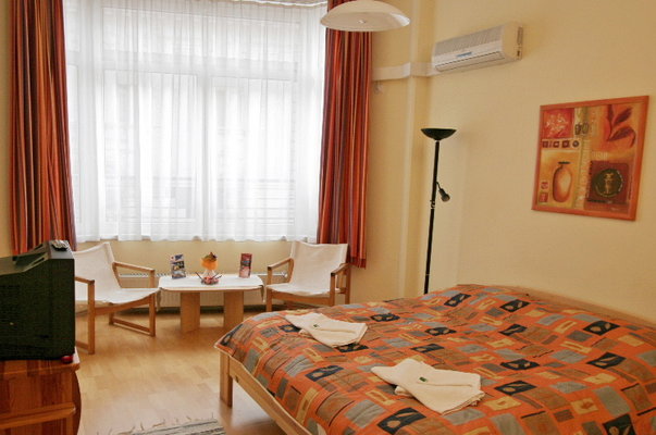 Elite Studios are located in center of Budapest, about 300 meters from the Small Boulevard (K�roly K�r�t) and Astoria. The world famous synagogue is 50 meters far from the building.