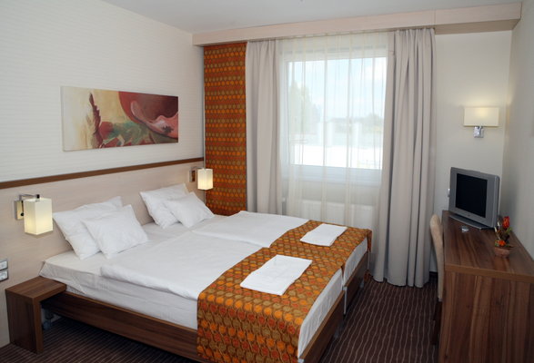 The hotel is located in the historical city center, right next to the rkd Shopping Center. The Hotel Famulus is one of the biggest hotels of the city, has the widest offer of services and operates all year.