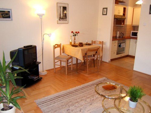 The modern and fully furnished accommodations range in size from studios to one and two-bedroom apartments, located within a few steps away from the Great Synagogue and a few minutes walk of the main pedestrian area.