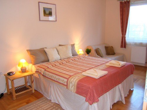 The modern and fully furnished accommodations range in size from studios to one and two-bedroom apartments, located within a few steps away from the Great Synagogue and a few minutes walk of the main pedestrian area.