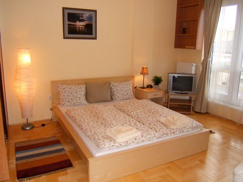 The modern and fully furnished accommodations range in size from studios to one and two-bedroom apartments, located within a few steps away from the Great Synagogue and a few minutes walk of the main pedestrian area.