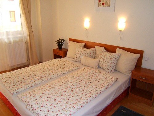 The modern and fully furnished accommodations range in size from studios to one and two-bedroom apartments, located within a few steps away from the Great Synagogue and a few minutes walk of the main pedestrian area.