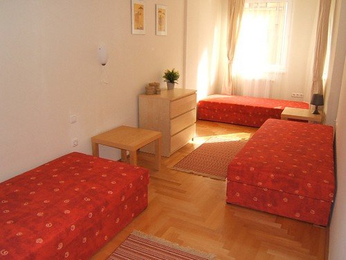 The modern and fully furnished accommodations range in size from studios to one and two-bedroom apartments, located within a few steps away from the Great Synagogue and a few minutes walk of the main pedestrian area.