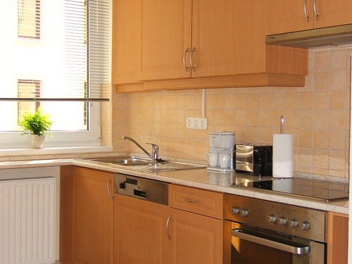 The modern and fully furnished accommodations range in size from studios to one and two-bedroom apartments, located within a few steps away from the Great Synagogue and a few minutes walk of the main pedestrian area.