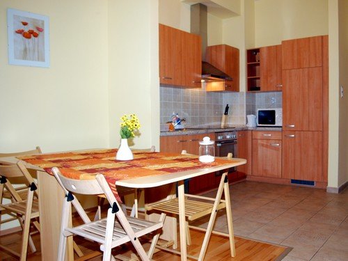 The modern and fully furnished accommodations range in size from studios to one and two-bedroom apartments, located within a few steps away from the Great Synagogue and a few minutes walk of the main pedestrian area.