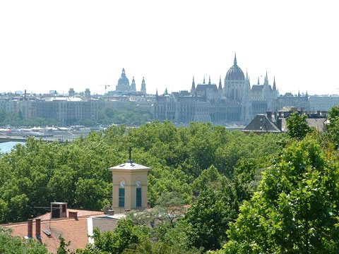 In the heart of Buda, II. district, Rozsadomb is the most prestigious address in town. Conveniently sited for local transport.