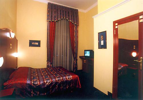 With a downtown location just metres away from V�ci utca (Budapest's most fashionable shopping street), Leo Pension offers comfortable rooms with high-quality cherrywood furniture at excellent rates.