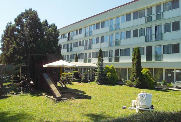 The three stars Hotel M�ria is located directly on the shore of Lake Balaton, in a beautiful landscaped environment. In the hotel a restaurant, a drink bar and 2 conference rooms (each for 50 people), in the park basins for children and for adults and an own beach welcome the guests.