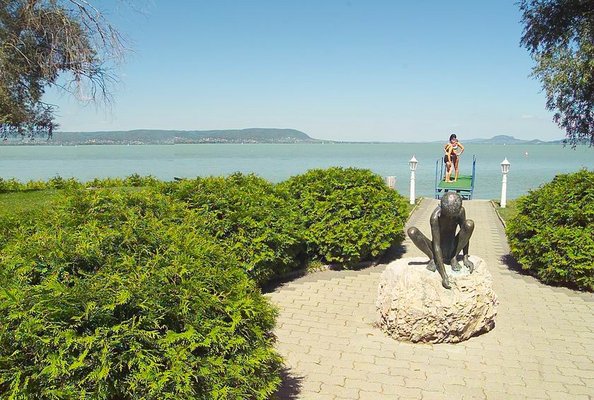 The three stars Hotel M�ria is located directly on the shore of Lake Balaton, in a beautiful landscaped environment. In the hotel a restaurant, a drink bar and 2 conference rooms (each for 50 people), in the park basins for children and for adults and an own beach welcome the guests.