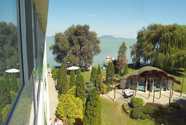 The three stars Hotel M�ria is located directly on the shore of Lake Balaton, in a beautiful landscaped environment. In the hotel a restaurant, a drink bar and 2 conference rooms (each for 50 people), in the park basins for children and for adults and an own beach welcome the guests.