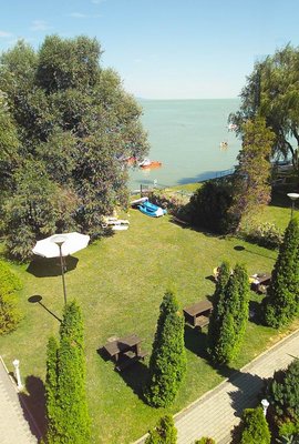 The three stars Hotel M�ria is located directly on the shore of Lake Balaton, in a beautiful landscaped environment. In the hotel a restaurant, a drink bar and 2 conference rooms (each for 50 people), in the park basins for children and for adults and an own beach welcome the guests.