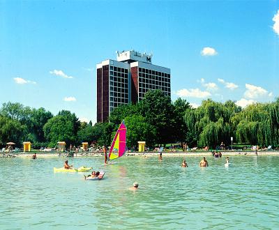 Balatonf�red is a small town of 14 thousand permanent residents. Its international fame is due to its abundant aerated springs, to its unique setting and mild climate, to the picturesque lake and to the full bodied, hearty wines. Hotel Marina is located in a park, at the shore of the lake.