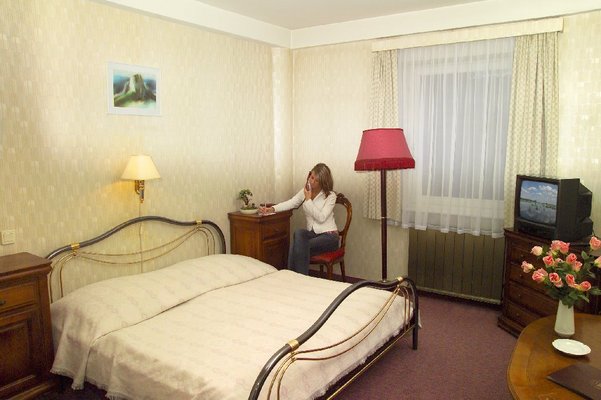 Continuing in the traditional vein of hospitality, Sopron`s most notable architect designed the present building which was named the Pannonia Hotel in 1893. Accommodation comprises 14 suites furnished with antiques as well as 5 single and 43 double bedrooms.