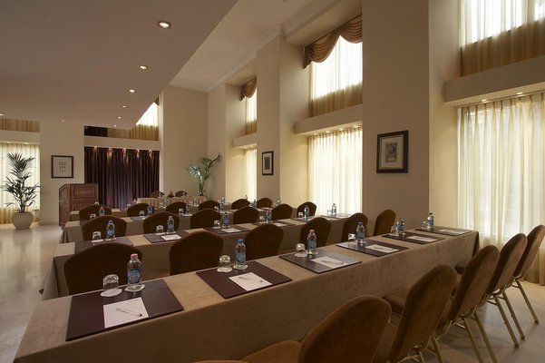 Le Meridien Budapest is ideally located in the heart of Budapest, close to the main business districts, shopping areas and the city's main sights.