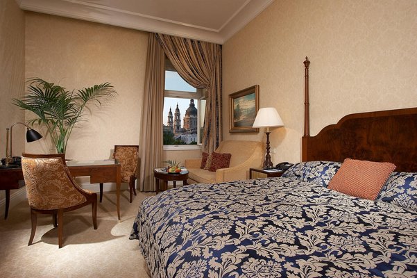 Le Meridien Budapest is ideally located in the heart of Budapest, close to the main business districts, shopping areas and the city's main sights.