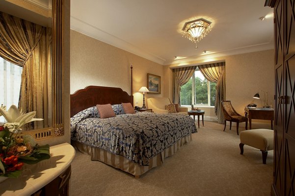 Le Meridien Budapest is ideally located in the heart of Budapest, close to the main business districts, shopping areas and the city's main sights.