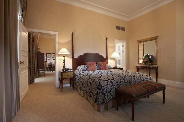 Le Meridien Budapest is ideally located in the heart of Budapest, close to the main business districts, shopping areas and the city's main sights.