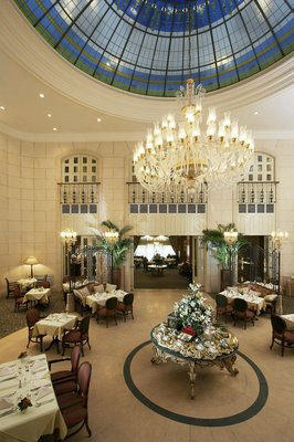 Le Meridien Budapest is ideally located in the heart of Budapest, close to the main business districts, shopping areas and the city's main sights.