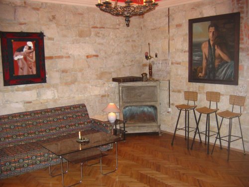 Luxury apartment for demanding tenants: three rooms, 100 sq m, third floor (with elevator), exquisitely furnished in the heart of downtown Budapest (Semmelweiss Street).