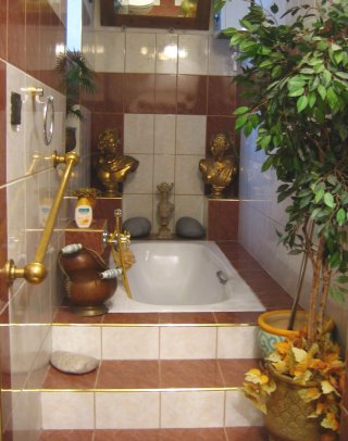 Luxury apartment for demanding tenants: three rooms, 100 sq m, third floor (with elevator), exquisitely furnished in the heart of downtown Budapest (Semmelweiss Street).