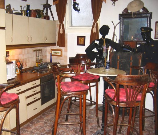 Luxury apartment for demanding tenants: three rooms, 100 sq m, third floor (with elevator), exquisitely furnished in the heart of downtown Budapest (Semmelweiss Street).