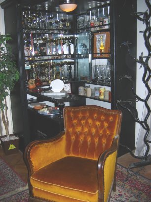Luxury apartment for demanding tenants: three rooms, 100 sq m, third floor (with elevator), exquisitely furnished in the heart of downtown Budapest (Semmelweiss Street).