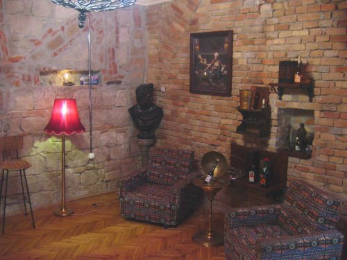 Luxury apartment for demanding tenants: three rooms, 100 sq m, third floor (with elevator), exquisitely furnished in the heart of downtown Budapest (Semmelweiss Street).