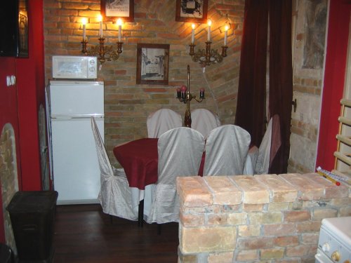 Luxury apartment for demanding tenants: three rooms, 100 sq m, third floor (with elevator), exquisitely furnished in the heart of downtown Budapest (Semmelweiss Street).