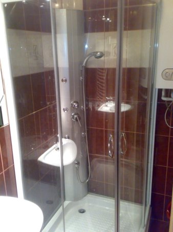 Luxury apartment for demanding tenants: three rooms, 100 sq m, third floor (with elevator), exquisitely furnished in the heart of downtown Budapest (Semmelweiss Street).
