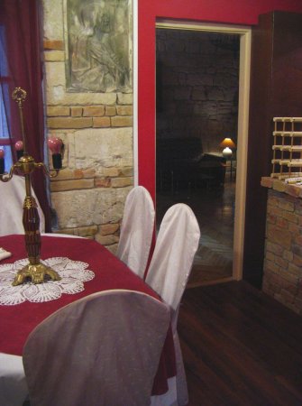 Luxury apartment for demanding tenants: three rooms, 100 sq m, third floor (with elevator), exquisitely furnished in the heart of downtown Budapest (Semmelweiss Street).