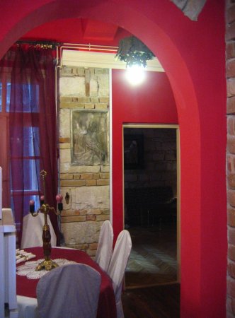 Luxury apartment for demanding tenants: three rooms, 100 sq m, third floor (with elevator), exquisitely furnished in the heart of downtown Budapest (Semmelweiss Street).