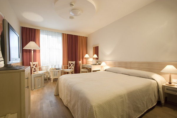 The Hotel Taverna is a 4-star hotel in Budapest - situated in the inner-city of Budapest, as the only one in the in elegant pedestrian and shopping street, which is called Vci utca.