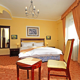 The Villa Rosa Pension is located is one of the most beautiful areas of Budapest, 10 km far from the downtown, surrounded by the Buda hills.